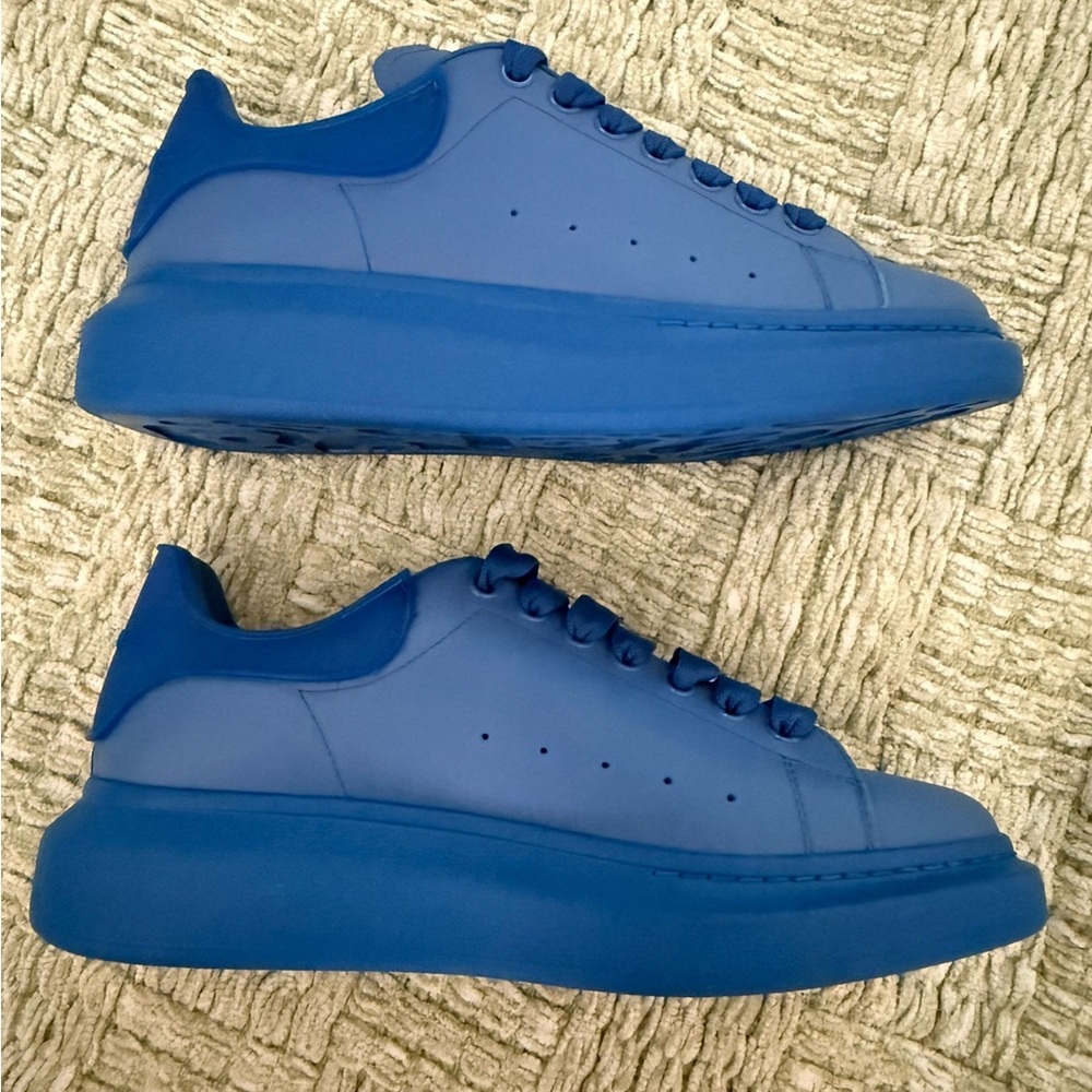 Alexander McQueen Bold Blue Low-Top Sneakers - Picture 3 of 6